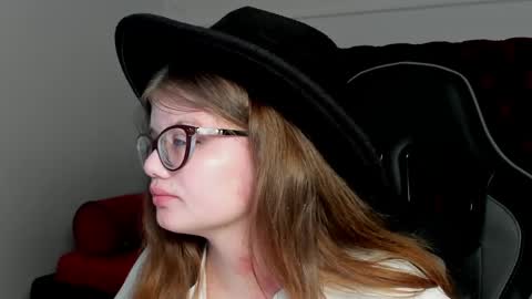 ChloeHalses online show from 04/19/26, 05:01