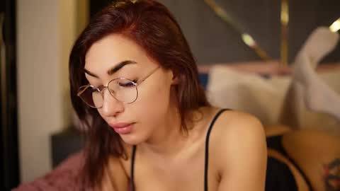 chloemin_ online show from 03/11/26, 08:42