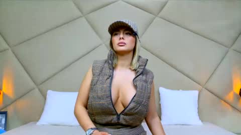 Chloe Vee online show from 04/27/26, 04:54