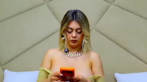 Chloe Vee online show from 05/05/26, 05:04