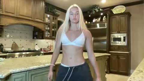 Snapshot of chloexbabe chatting on 04/18/26, 06:17 Chloe Babe online show from 04/18/26, 06:17