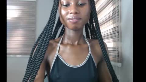 Snapshot of choco_petitqueen chatting on 11/11/25, 08:25 choco_petitqueen online show from 11/11/25, 08:25