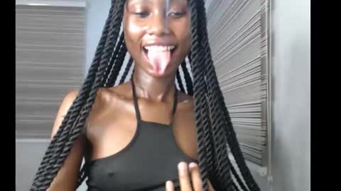 Snapshot of choco_petitqueen chatting on 11/15/25, 05:42 choco_petitqueen online show from 11/15/25, 05:42