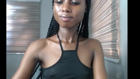 Snapshot of choco_petitqueen chatting on 11/25/25, 07:52 choco_petitqueen online show from 11/25/25, 07:52