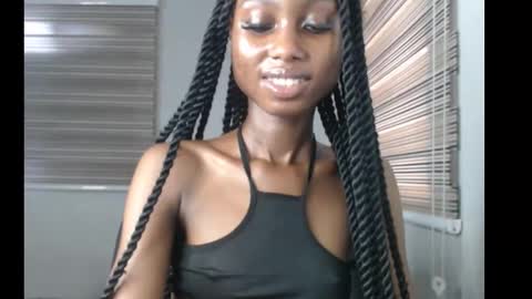 Snapshot of choco_petitqueen chatting on 11/26/25, 08:37 choco_petitqueen online show from 11/26/25, 08:37