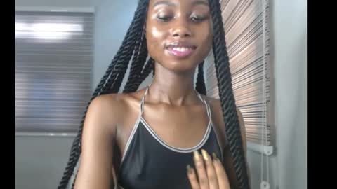 Snapshot of choco_petitqueen chatting on 11/28/25, 08:28 choco_petitqueen online show from 11/28/25, 08:28