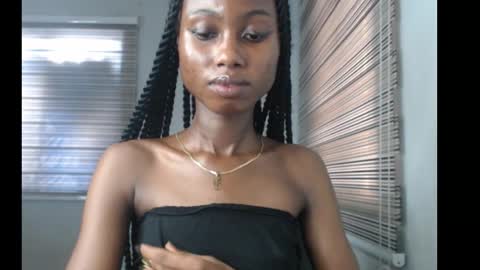 Snapshot of choco_petitqueen chatting on 11/29/25, 08:06 choco_petitqueen online show from 11/29/25, 08:06