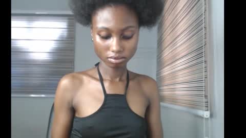 Snapshot of choco_petitqueen chatting on 11/30/25, 03:27 choco_petitqueen online show from 11/30/25, 03:27