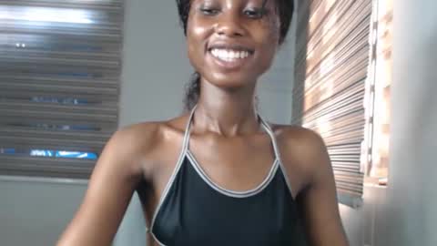 Snapshot of choco_petitqueen chatting on 12/14/25, 02:33 choco_petitqueen online show from 12/14/25, 02:33