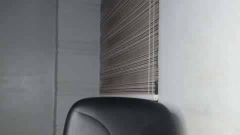 Snapshot of choco_petitqueen chatting on 12/15/25, 05:01 choco_petitqueen online show from 12/15/25, 05:01