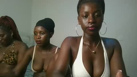 Snapshot of chocolate_iva chatting on 10/16/25, 07:04 Iva online show from 10/16/25, 07:04