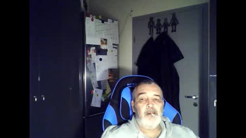 Snapshot of chris250268 chatting on 09/15/25, 06:35 Chris online show from 09/15/25, 06:35