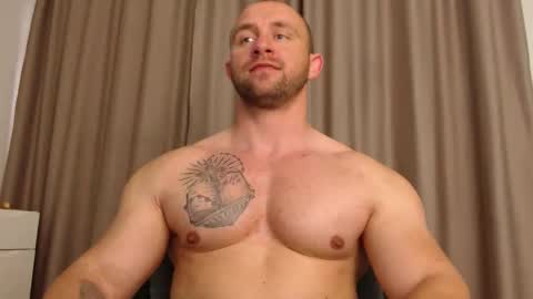Snapshot of chrisbigbiceps chatting on 05/21/26, 04:58 chrisbigbiceps online show from 05/21/26, 04:58