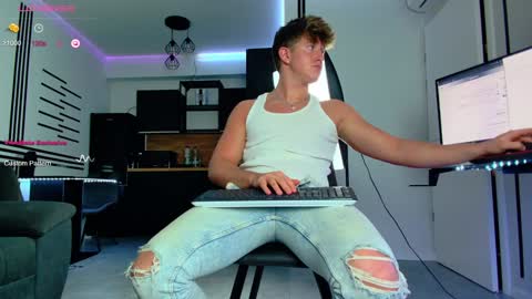 Snapshot of christianlevine_ chatting on 01/03/25, 07:07 UPVOTE ME ------ ILL DO SOMETHING FOR FREE online show from 01/03/25, 07:07