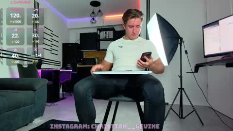 Snapshot of christianlevine_ chatting on 02/09/25, 06:58 UPVOTE ME ------ ILL DO SOMETHING FOR FREE online show from 02/09/25, 06:58