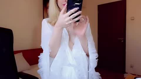 Snapshot of christihanson chatting on 02/13/25, 07:03 christihanson online show from 02/13/25, 07:03