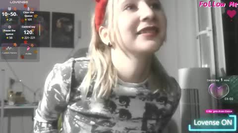 Snapshot of christinafiveplus chatting on 10/09/25, 05:33 christinafiveplus online show from 10/09/25, 05:33