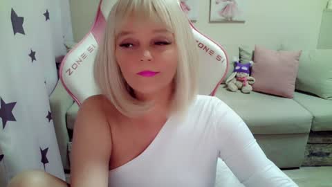 Snapshot of christirose chatting on 01/20/25, 05:16 Christi online show from 01/20/25, 05:16