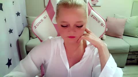 Snapshot of christirose chatting on 07/04/26, 03:29 Christi online show from 07/04/26, 03:29