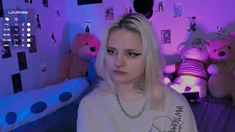 Snapshot of cigaretteduringsex chatting on 11/17/25, 12:22 Helen and Teya online show from 11/17/25, 12:22