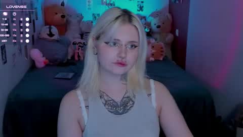 Snapshot of cigaretteduringsex chatting on 11/27/25, 12:18 Helen and Teya online show from 11/27/25, 12:18