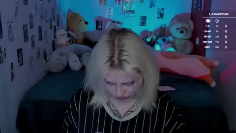 Snapshot of cigaretteduringsex chatting on 11/28/25, 11:35 Helen and Teya online show from 11/28/25, 11:35