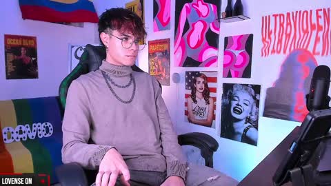 Snapshot of cinnamon_boyxxx chatting on 12/29/24, 04:59 David     Independent Model online show from 12/29/24, 04:59