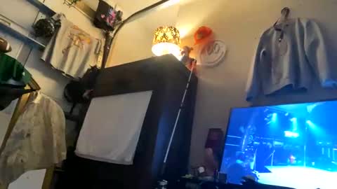 Snapshot of clarkshammer95 chatting on 03/05/25, 10:43 clarkshammer95 online show from 03/05/25, 10:43