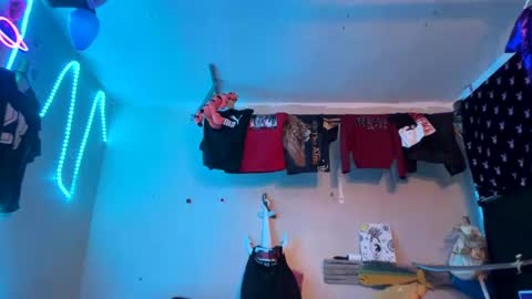 Snapshot of clarkshammer95 chatting on 10/04/25, 04:27 clarkshammer95 online show from 10/04/25, 04:27