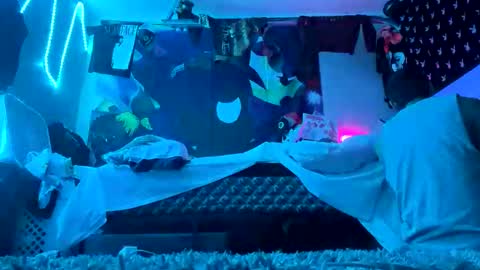 Snapshot of clarkshammer95 chatting on 10/26/25, 04:02 clarkshammer95 online show from 10/26/25, 04:02