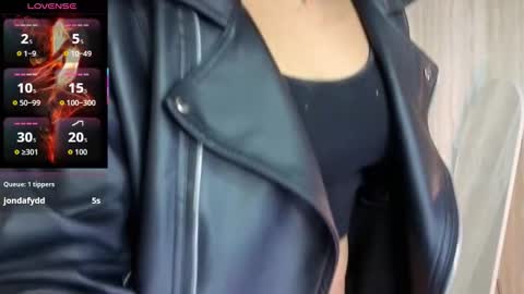 Snapshot of clementine_t chatting on 10/17/25, 01:14 Clementine online show from 10/17/25, 01:14