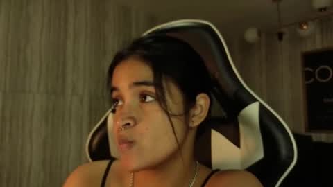 Snapshot of clementine_t chatting on 11/19/25, 01:00 Clementine online show from 11/19/25, 01:00