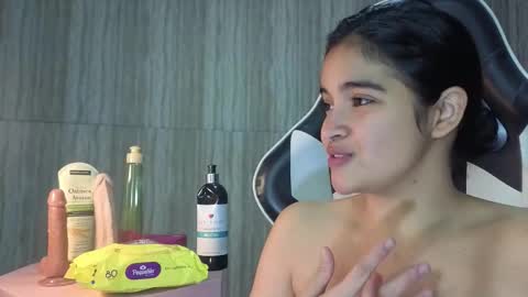 Snapshot of clementine_t chatting on 11/28/25, 01:03 Clementine online show from 11/28/25, 01:03