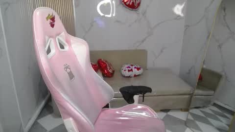 Snapshot of clhoe_b chatting on 02/15/26, 12:25 Clhoe online show from 02/15/26, 12:25