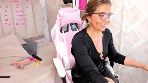 clhoe_johnson_ online show from 12/04/25, 12:03