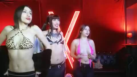 Snapshot of climax_girls chatting on 05/27/26, 05:37 climax_girls online show from 05/27/26, 05:37