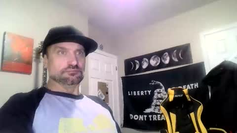 Snapshot of clintwood12 chatting on 01/11/25, 06:12 chad online show from 01/11/25, 06:12