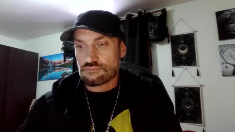 Snapshot of clintwood12 chatting on 11/12/25, 07:35 chad online show from 11/12/25, 07:35