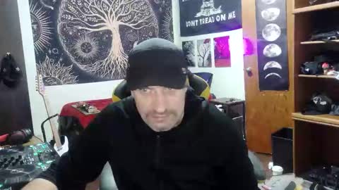 Snapshot of clintwood12 chatting on 12/16/25, 04:17 chad online show from 12/16/25, 04:17