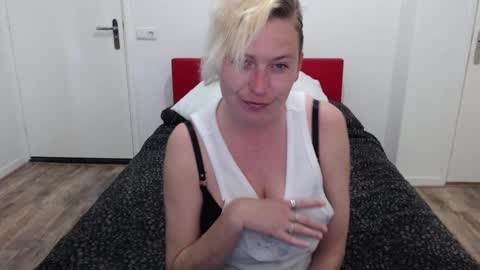 Snapshot of clittytastic chatting on 03/09/25, 02:43 Syl online show from 03/09/25, 02:43