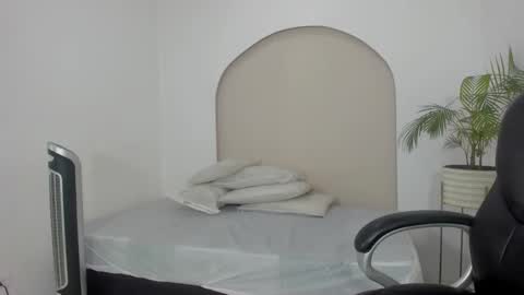 Cloe  online show from 12/16/25, 03:28