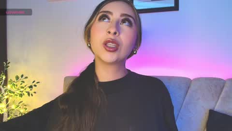 Snapshot of cloe_martinezz_ chatting on 04/25/26, 05:10 cloe_martinezz_ online show from 04/25/26, 05:10