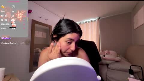 cloe small online show from 10/19/25, 03:34