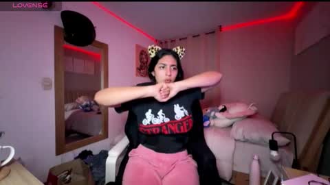 cloe small online show from 10/25/25, 01:57