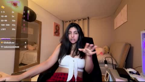 cloe small online show from 11/24/25, 06:13