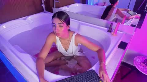 CLOE  online show from 11/21/25, 04:11