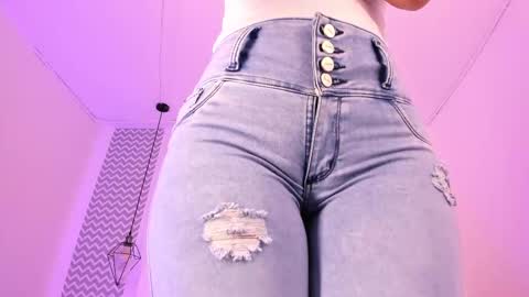 Snapshot of cloehonney chatting on 12/22/25, 09:34 cloe online show from 12/22/25, 09:34