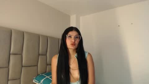 Snapshot of cloehonney chatting on 04/13/26, 01:38 cloe online show from 04/13/26, 01:38