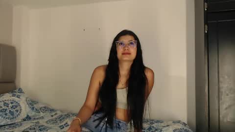 Snapshot of cloehonney chatting on 04/22/26, 01:12 cloe online show from 04/22/26, 01:12