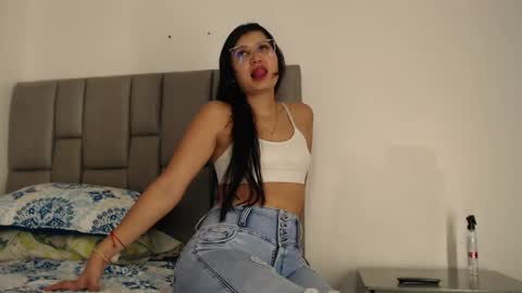 Snapshot of cloehonney chatting on 05/07/26, 01:27 cloe online show from 05/07/26, 01:27